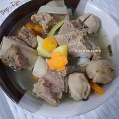 A picture of Sop Iga Bakso Kuah Bening.