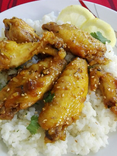 Una foto de Alerones de pollo caramelizados (receta asiática)