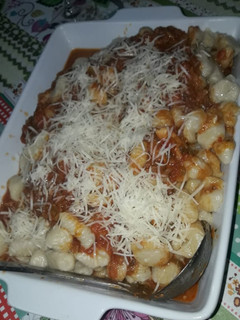 Una foto de Ñoquis de papas con salsa portuguesa