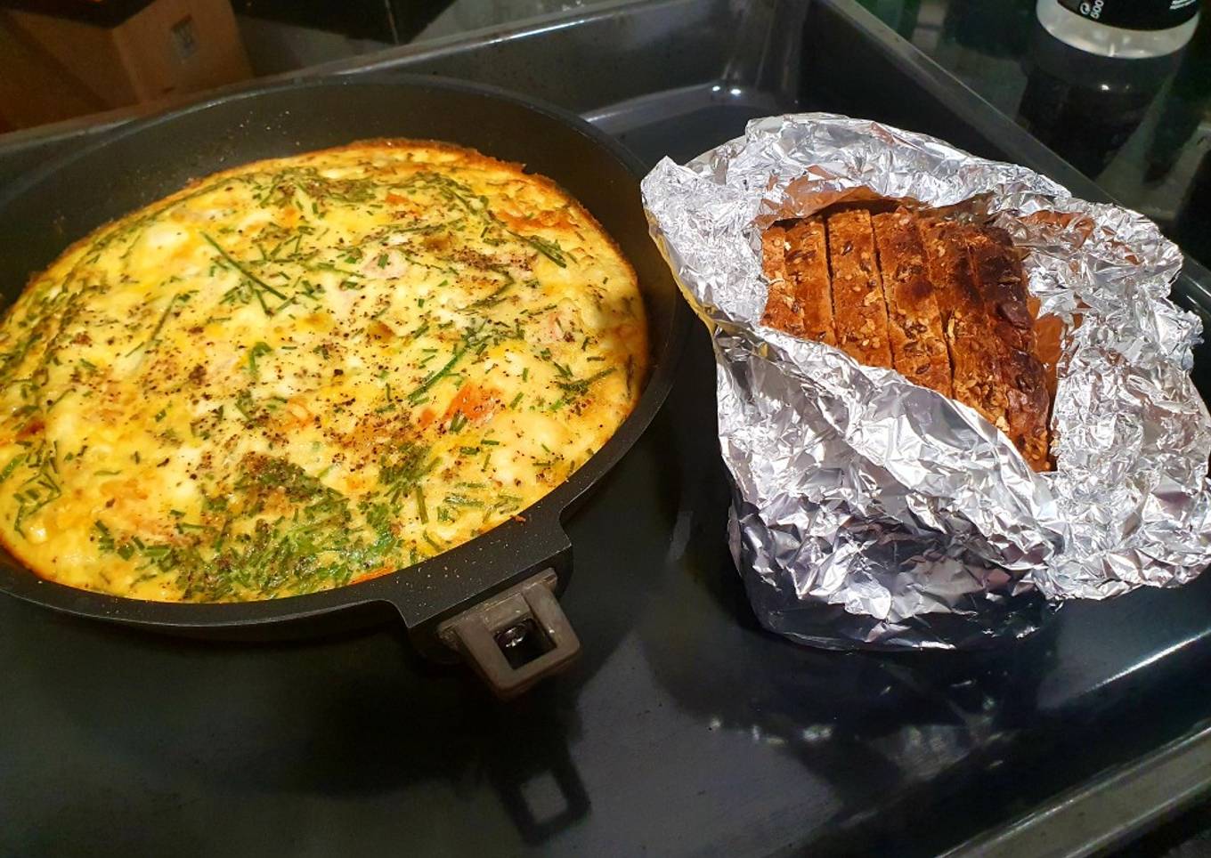 Tortilla al horno con tomate y ricotta con pan de ajo