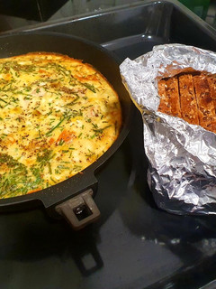Una foto de Tortilla al horno con tomate y ricotta con pan de ajo