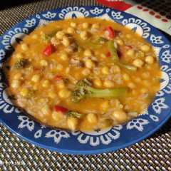 Una foto de Garbanzos con verduras y arroz en 30 minutos