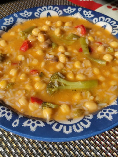 Una foto de Garbanzos con verduras y arroz en 30 minutos