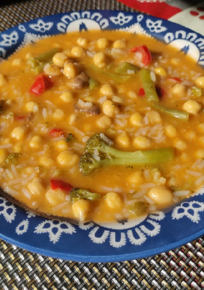 Una foto de Garbanzos con verduras y arroz en 30 minutos