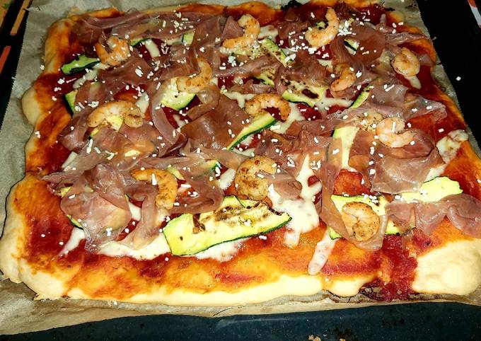 Pizza crudo, gamberi e zucchine