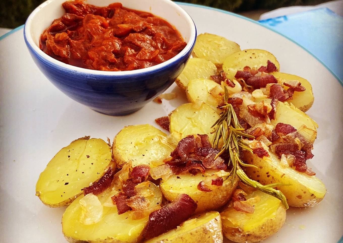 Calamares en salsa americana con patatas aromatizadas al romero y mandarina con cebolla pochada