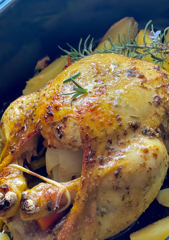 Una foto de Pollo al horno súper sabroso y fácil de hacer