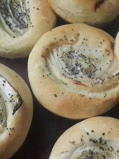 Una foto de Pancitos de cebolla en molde de muffins🍞