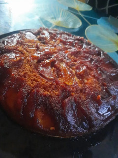 Una foto de Tarta de manzana invertida 😋🍎