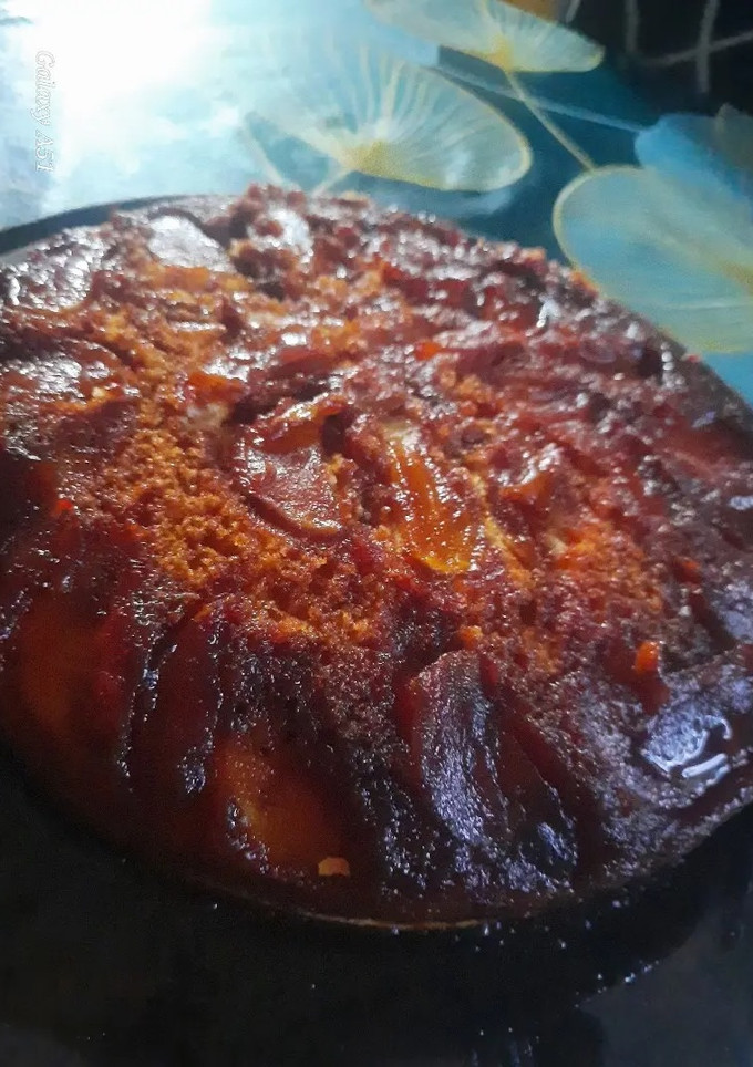 Una foto de Tarta de manzana invertida 😋🍎