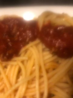 Una foto de Tallarines con salsa