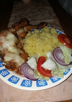 Sajtos-fokhagymás csirkecombok hagymás burgonyával recept fotója