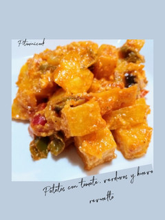 Una foto de Patatas con tomate, verduras y huevo revuelto