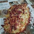 Patatas gratinadas con bechamel de puerro y taco jamón