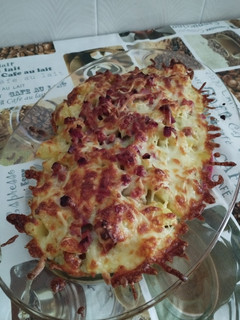 Una foto de Patatas gratinadas con bechamel de puerro y taco jamón