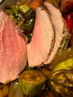 Una foto de Peceto al romero con verduras al horno