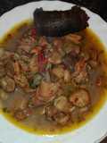 Guiso de habas frescas con revoltillo de cordero y morcilla de cebolla cordero