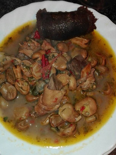 Una foto de Guiso de habas frescas con revoltillo de cordero y morcilla de cebolla cordero