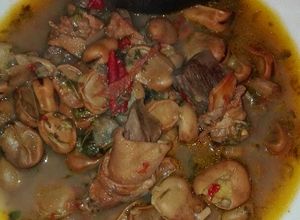 Una foto de Guiso de habas frescas con revoltillo de cordero y morcilla de cebolla cordero