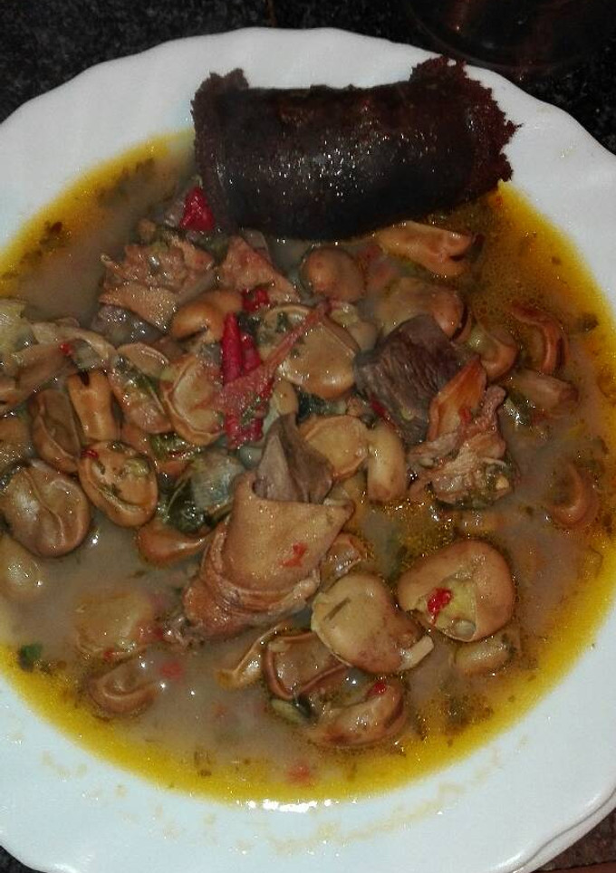 Una foto de Guiso de habas frescas con revoltillo de cordero y morcilla de cebolla cordero