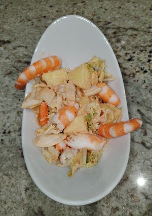 Una foto de Cóctel de langostinos y piña