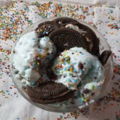 A picture of Blue oreo Hawaiian icecream.