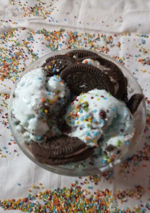A picture of Blue oreo Hawaiian icecream.