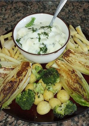 Una foto de Endivias a la plancha, con salsa de yogur y manzanas 🍎 🍏🍎🍏🍶