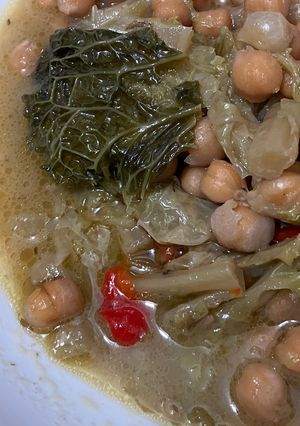 Una foto de Cigrons al curry i col, en olla rápida