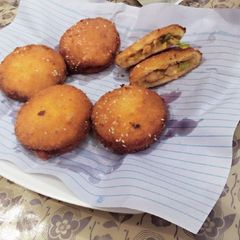 A picture of Fried chicken patties.