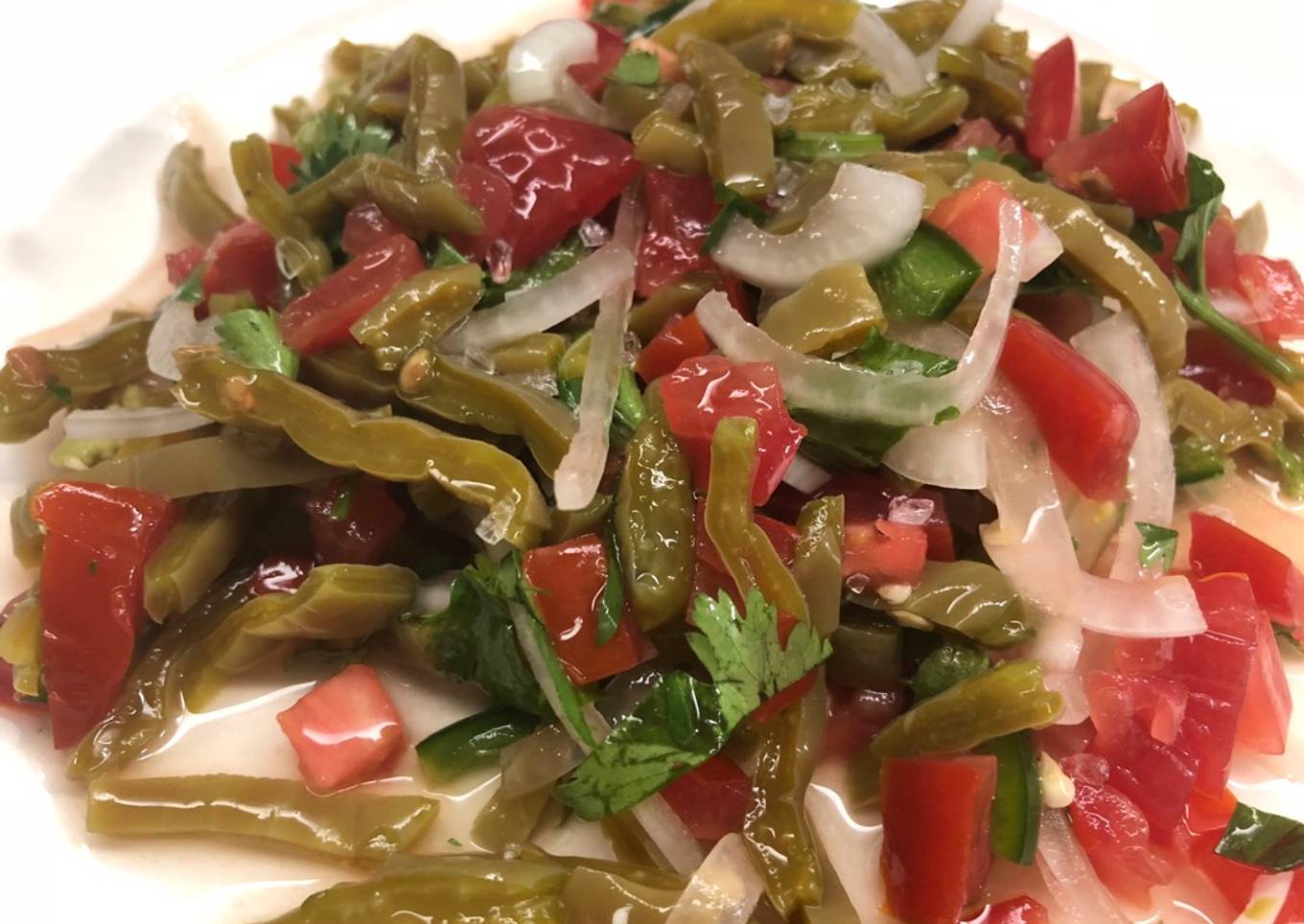 Ensalada fresca de nopal al estilo Sonorense