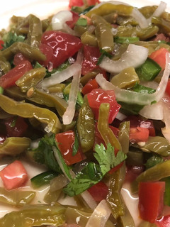 Una foto de Ensalada fresca de nopal al estilo Sonorense
