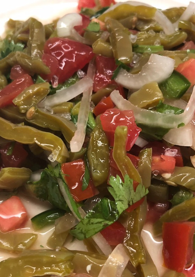 Una foto de Ensalada fresca de nopal al estilo Sonorense