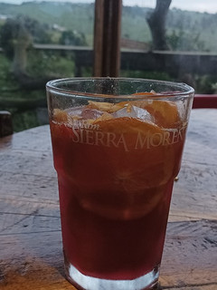 Una foto de Chicha con naranja