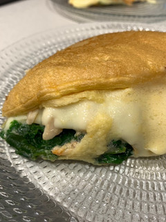 Una foto de Tortilla soufflé rellena de pollo y espinacas