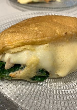 Foto principal de Tortilla soufflé rellena de pollo y espinacas