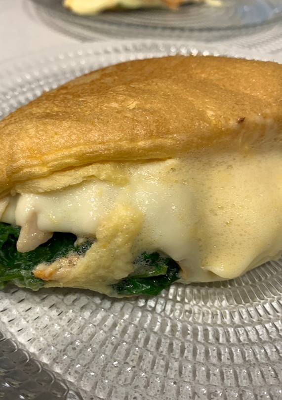 Una foto de Tortilla soufflé rellena de pollo y espinacas