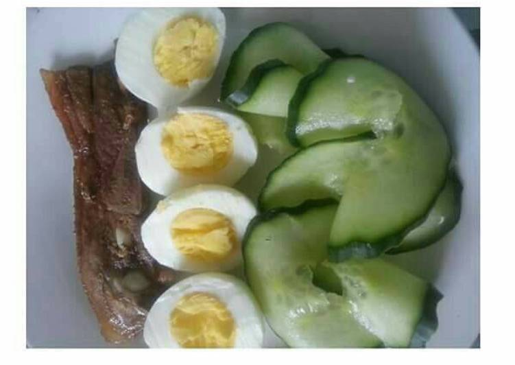 Grilled fish, cucumber and boiled egg