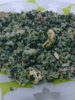 Una foto de Cuscús con espinacas, gambas y frutos secos