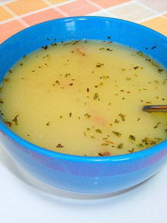 Una foto de Sopa de patatas con costillas ahumadas al estragón de Rumanía