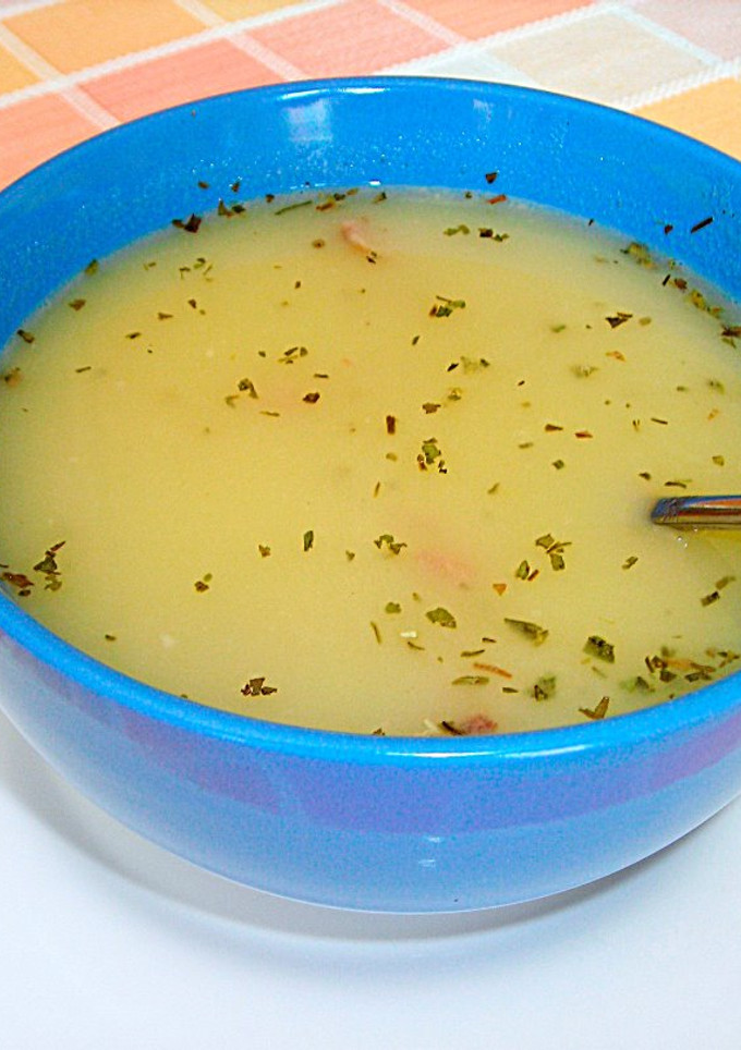 Una foto de Sopa de patatas con costillas ahumadas al estragón de Rumanía