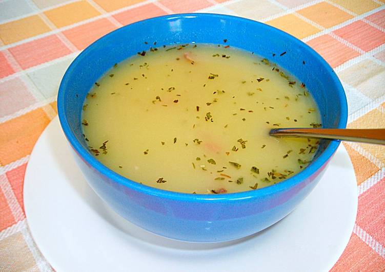 Sopa de patatas con costillas ahumadas al estragón de Rumanía