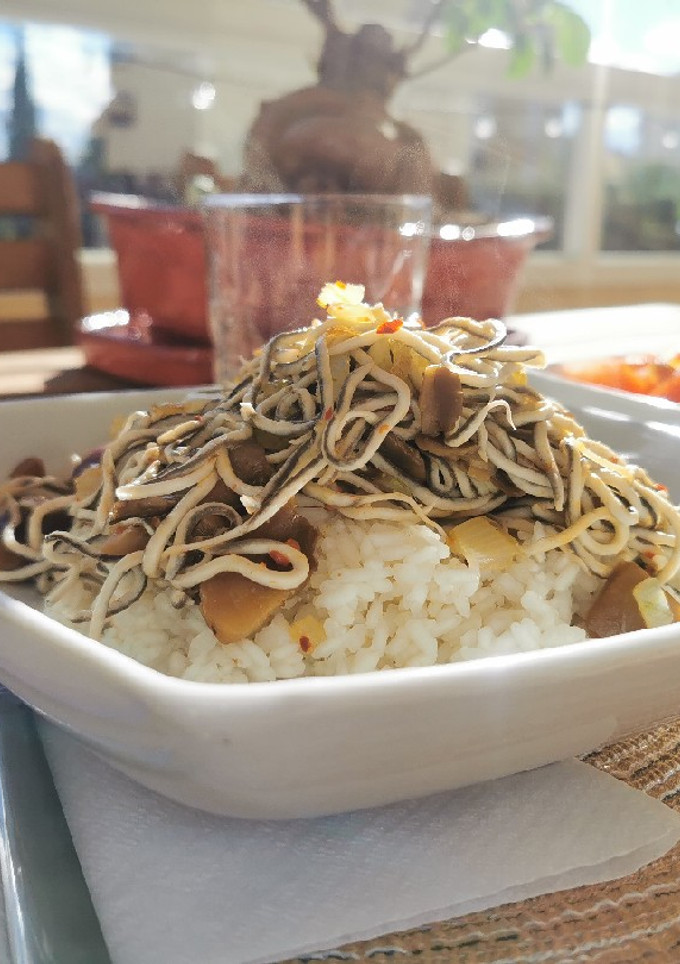 Una foto de Arroz con gulas