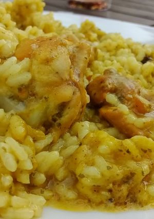 Una foto de Arroz con pollo al fuego