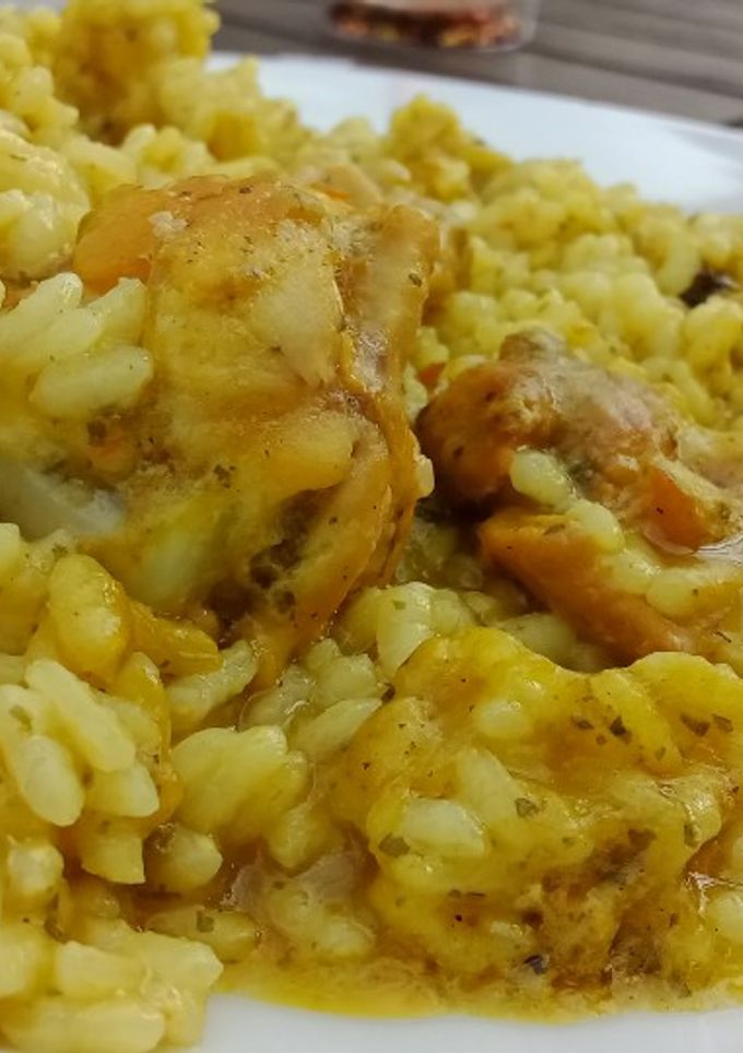 Una foto de Arroz con pollo al fuego