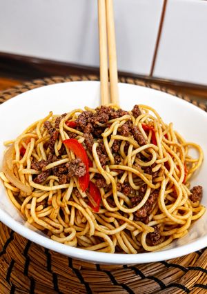 Foto principal de Fideos chinos salteados con carne y champiñones
