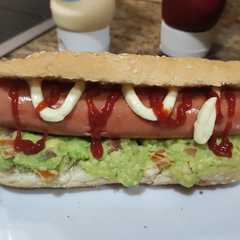 Una foto de Perrito caliente con guacamole