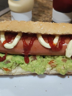 Una foto de Perrito caliente con guacamole