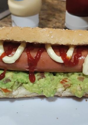 Una foto de Perrito caliente con guacamole