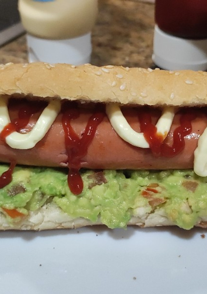 Una foto de Perrito caliente con guacamole